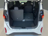 後部座席倒せます。5:5分割で倒すことも可能です。倒すことでゴルフバックなど、長さのある荷物も積み込み可能です。
