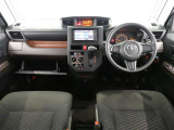 機能的で操作しやすい印象の運転席回りです。