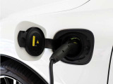 専用コードを接続するだけで簡単に充電が行えます。プラグインハイブリッドモデル Ultra T6 AWD PHEV は、走行中の充電のほか、自宅などに設置された充電機器からの充電が可能です。