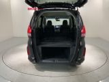 リア席を倒せば広々とした空間の出来上がり!床が低くフラットになり、天井までの高さがありますので積載が便利です。