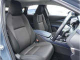 【清潔感のある運転席&助手席】隅々までクリーニングの行き届いた運転席&助手席。目立ったシミや汚れ等もございません。快適なドライブをどうぞ。