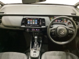 車内は光触媒抗菌消臭施工済です。インパネ周りはスタイリッシュなデザインで機能や装備も充実しています。グローブボックスやカップホルダーのほかにトレーなどたくさんの収納スペースが付いています。