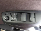 パワーウィンドウスイッチで運転席から全席の窓の開閉ができます。