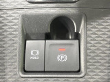 【電動パーキングブレーキ】パーキングブレーキは便利な電動式!ボタン一つで操作でき、アクセルを踏めば自動で解除されます♪レバーやペダルが無いので運転席廻りもすっきりしますね♪