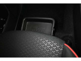 助手席シートアンダートレイ装備!色々収納でき室内もスッキリ!