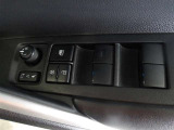 パワーウィンドウスイッチで運転席から全席の窓の開閉ができます。