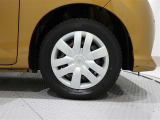 純正ホイールキャップを装着しており、タイヤサイズは165/70R/14です。