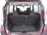 後部座席に座れる状態でも荷室はこれだけ広さがあります!お出かけやお買い物にも重宝します。ついつい買い物しすぎても安心ですね♪