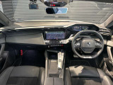 スッキリとまとめられた運転席周りで、運転を楽しくさせる内装です。まさにcockpitです!