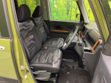 運転席まわりには十分なスペースがあり、大柄な方でもゆったり運転していただける環境です。