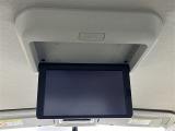 【後席モニター(フリップダウンモニター)】後部座席からも、DVDや映画・ライブ映像など様々な動画が楽しめドライブが退屈しません!※機種によって接続できる映像が異なります。