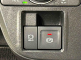 指先だけで簡単に操作が可能な電動パーキングブレーキを採用。「HOLD」スイッチを押すと、渋滞や信号待ちなどでブレーキペダルから足を離しても、ブレーキを保持するので安心です