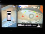 前後左右4つのカメラで、上から見たような映像をお届け、駐車時も安心、アラウンドビューモニター付(肉眼では確認し辛い左前の映像に切り替えることも可能です)。