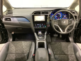 車内は光触媒抗菌消臭施工済です。インパネ周りはスタイリッシュなデザインです。グローブボックスやカップホルダーのほかにトレーなどたくさんの収納スペースが付いています。