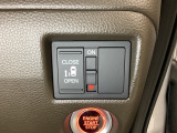 左側電動スライドドアは運転席からでも操作ができるように、ハンドル付近に開閉の操作スイッチが付いています。