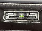 【ETC】有料道路を利用する際に料金所で停止することなく通過できる、ETC車載器(ノンストップ自動料金収受システム機器)が装備されています。セットアップを行うことで利用可能になります。
