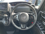 ハンドルの左にはオーディオコントロールボタンと右側にはホンダセンシング機能の設定ボタンがありハンドルを握ったまま操作が出来てラクラク♪
