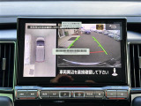 【マルチアラウンドモニター】まるでクルマを真上から見下ろしたかのような視点で駐車をサポートします!クルマの斜め後ろや真横など、前後左右の4つのカメラの映像が合成されて、モニターに映し出されます。