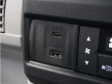 USB接続、スマートフォンの充電等にも便利なUSBチャージャー!使いやすい場所に装備されています。
