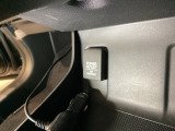 アクセサリーソケットはUSBのアダプターなどをつければ、スマホの充電にも使えます。周辺には物が置けるトレーがついています。
