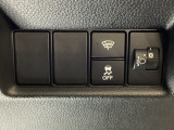 ハンドルの右側にはヘットライトリベライザーとHondaセンシング用のVSA解除スイッチなどがついています。ヘッドライトリベライザーは道路状況や積荷の加重に応じてライトの高さを調節できます。