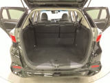 ラゲッジも広く使いやすいトランクは、開口部も広く荷物の積み下ろしもしやすいお車となっております。リアシートの背もたれは6:4の割合で分割して可倒できるので、長いお荷物などを載せることもできます。