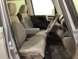 女性でも運転がしやすいように、シートの高さ調整機能(シートリフター)がついています。運転席と助手席の間が空いている為、助手席側への移動がスムーズです。交通量の多い道でも助手席側から乗り降りができます。
