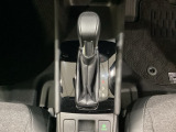 CVT車のセレクトレバーです。低速から高速まで、変速ショックのないスムーズな走りを実現するとともに、エンジン効率のよい領域を維持することで燃費にも貢献します。