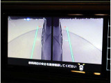 バックモニター付き。駐車の際のサポートとなり、必須アイテムのひとつですよね。それでも、バックする際は必ずご自身の目で確認をしてください。パノラミックビューで上から見下ろした視点でも確認できます!