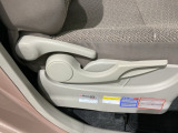 シートハイトアジャスターが付いているので運転姿勢を調整するのに便利ですね。身長に合ったシートポジションは安全運転や疲労軽減にもつながります。