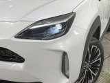 【LEDヘッドライト】悪天候や夜間走行時も良好な視界を確保し安心して運転できる高輝度LEDヘッドライトを装備!点灯速度が早く、消費電力も抑えられています。