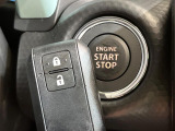 【キーレススタートシステム】カバンやポケットに入れたままでもドアの施錠・解錠が可能なスマートキーを装備。エンジンのオン・オフ時もカギを取り出す必要が無いからとっても便利です♪