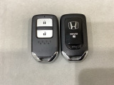 スマートキーを装備しています。鍵を差し込むことなくドアロックの開け閉めと、スタートボタン操作でのエンジンスタートができます。スペアキーも同じものを用意しております。