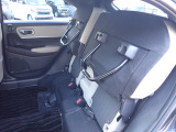 ◆チップアップ&ダイブダウン機構付【ULTR SEAT】は後席座面を左右分割で跳ね上げることができます。トランクで積載できない背の高い荷物をラクラク収納できます。ホンダ車ならではの人気装備です。
