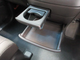 運転席からも助手席からも使いやすい位置に引き出し式ドリンクホルダーとスマホなどを置けるトレイを配置。