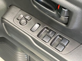 【電動格納ミラー】サイドミラーは電動格納式となっており、狭い駐車場でもキズがつくリスクを抑えられます。