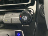 オートエアコンは温度を設定するだけで、自動で風量などを設定してくれます。運転しながら操作も必要ないので、安全性も向上します。