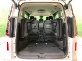 普段のお買い物や通勤、送迎等に十分な荷室スペースを確保しております。セカンドシートを倒すと、大きな荷物の積載も可能です♪
