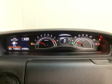 スピードメーターとタコメーターを大きく配した見やすいメーター部になっています。左側のインフォメーション画面でオドメーターや燃費などの情報を確認できます。