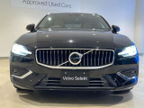 簡潔なラインと明確な意図をもって形作られたV60の外観は、伝統的なスカンジナビアンデザインそのものです。躍動感に溢れ優雅な雰囲気を持ち、細部に至るまで気を配られたその姿には確かな自信が映し出されます