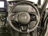 ハンドルにHondaセンシング系のクルーズコントロールやレーンキープアシストなどのスイッチと、オーディオの操作スイッチが装備されています。ハンドルから手を離さず安全に操作できます。