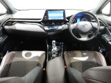機能的で操作しやすい印象の運転席回りです。