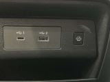 USBソケット(タイプA,C)、ワイヤレス充電が前席中央にあり、便利に使えます☆