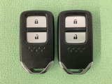 スマートキーを装備しています。鍵を差し込むことなくドアロックの開け閉めと、スタートボタン操作でのエンジンスタートができます。スペアキーも同じものを用意しております。