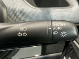 車外の明るさに応じでライトを点灯、消灯してくれるオートライト機能です☆お天気の良い昼間のトンネル走行などオートにしてると便利で安心です☆エンジン停止時にライトの消し忘れも無くなります☆