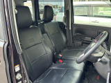 【フロントシート】高めのヒップポイントで見晴らしが良く、運転もしやすいですよ◎運転席アームレストがついているので長距離運転時の疲労軽減になりますよ◎シートカバー装着してます。ぜひ現車確認をお願いします