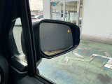 ミラーについたランプで車線変更や前向き駐車の出庫時にサポートしてくれます。