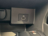 運転席と助手席の間にUSBソケットがついているので、スマートフォンなどの充電が可能です。