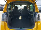 リア席を倒せばさらに広々とした空間の出来上がり!荷物もたくさん載せられますよ。