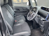 運転席は広々としていて、ゆったりと運転をお楽しみいただくことができますよ。